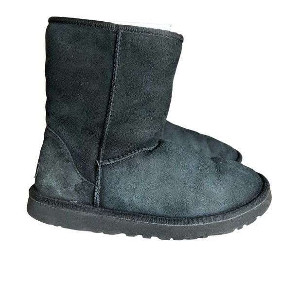 UGG black sheepskin  classic short II boot US 8 - Picture 2 of 16